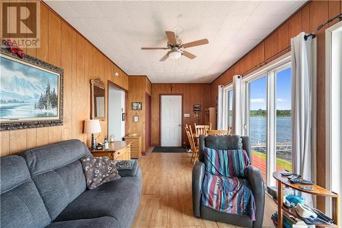 16 Twin Bay, Front Of Yonge, ON - Indoor Photo Showing Living Room