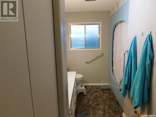 254 2Nd Avenue E, Gravelbourg, SK - Indoor Photo Showing Bathroom