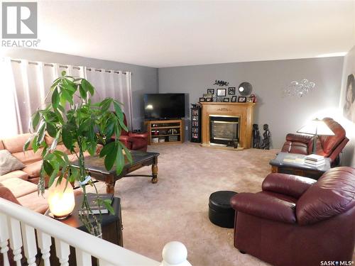 254 2Nd Avenue E, Gravelbourg, SK - Indoor Photo Showing Living Room