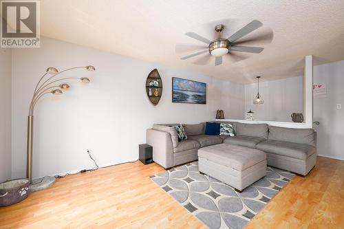 1374 Ottawa Place, Kamloops, BC - Indoor Photo Showing Living Room