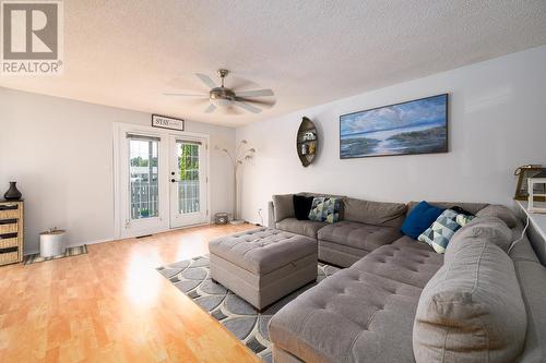 1374 Ottawa Place, Kamloops, BC - Indoor Photo Showing Living Room