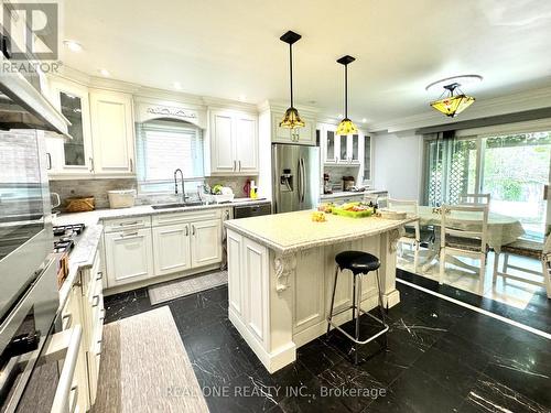 403 Glenashton Drive, Oakville (Iroquois Ridge North), ON - Indoor Photo Showing Kitchen With Upgraded Kitchen