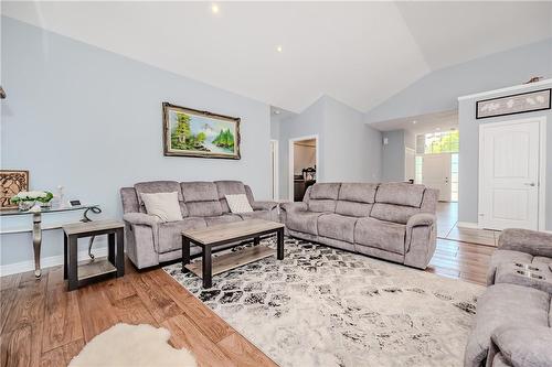 255 Lakeshore Road, St. Catharines, ON - Indoor Photo Showing Living Room