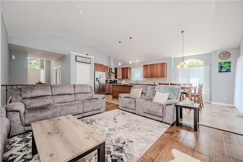 255 Lakeshore Road, St. Catharines, ON - Indoor Photo Showing Living Room