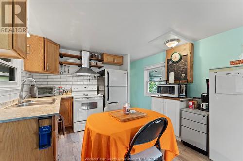 323 Beverly, Essex, ON - Indoor Photo Showing Kitchen With Double Sink