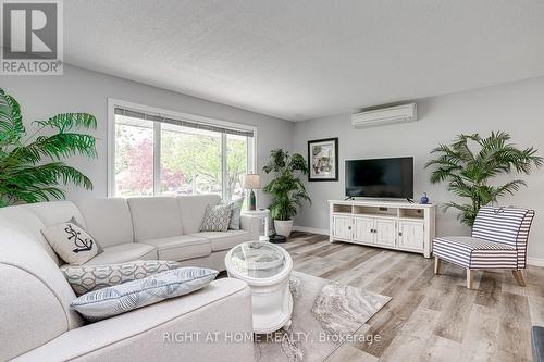 41 Janlisda Drive, Kawartha Lakes (Fenelon Falls), ON - Indoor Photo Showing Living Room