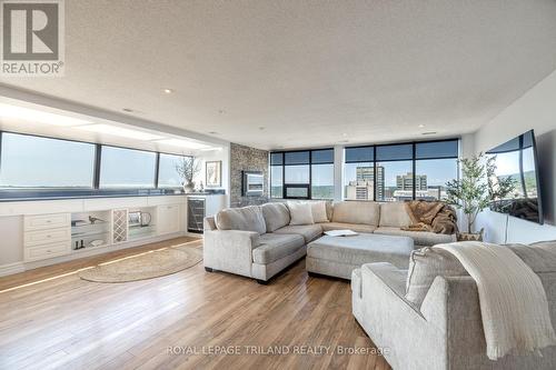 2302 - 389 Dundas Street, London, ON - Indoor Photo Showing Living Room