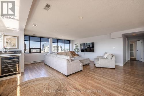 2302 - 389 Dundas Street, London, ON - Indoor Photo Showing Living Room