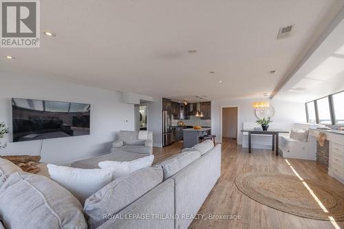 2302 - 389 Dundas Street, London, ON - Indoor Photo Showing Living Room