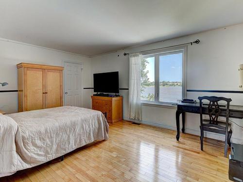 Bedroom - 10239 Boul. Gouin E., Montréal (Rivière-Des-Prairies/Pointe-Aux-Trembles), QC - Indoor Photo Showing Bedroom