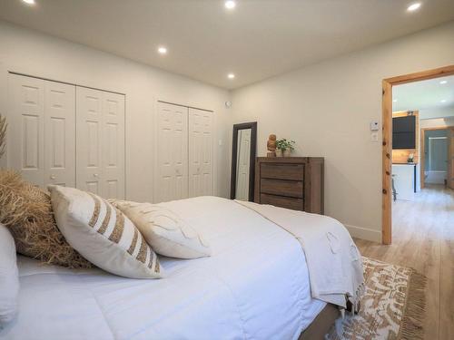 Master bedroom - 3010 Imp. Des Promeneurs, Sainte-Agathe-Des-Monts, QC - Indoor Photo Showing Bedroom