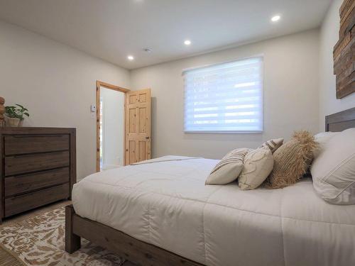 Master bedroom - 3010 Imp. Des Promeneurs, Sainte-Agathe-Des-Monts, QC - Indoor Photo Showing Bedroom