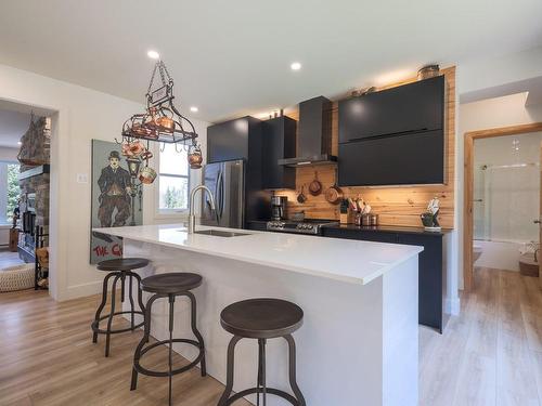 Dinette - 3010 Imp. Des Promeneurs, Sainte-Agathe-Des-Monts, QC - Indoor Photo Showing Kitchen With Upgraded Kitchen