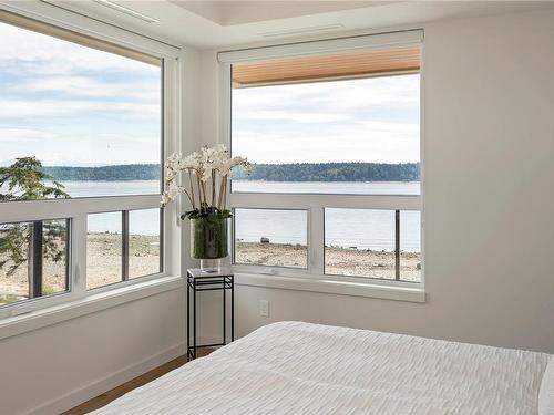 506-536 Island Hwy South, Campbell River, BC - Indoor Photo Showing Bedroom With Body Of Water