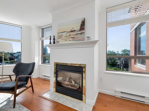 604-630 Montreal St, Victoria, BC - Indoor Photo Showing Living Room With Fireplace