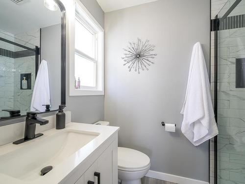 1050 Westminster Ave, Kamloops, BC - Indoor Photo Showing Bathroom