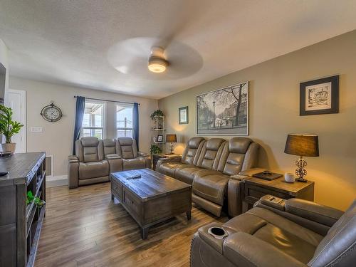 1050 Westminster Ave, Kamloops, BC - Indoor Photo Showing Living Room