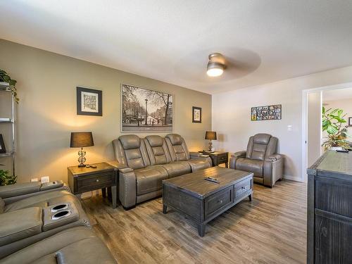 1050 Westminster Ave, Kamloops, BC - Indoor Photo Showing Living Room