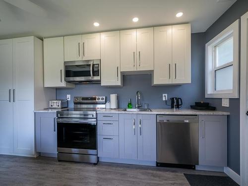 1050 Westminster Ave, Kamloops, BC - Indoor Photo Showing Kitchen