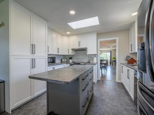 1050 Westminster Ave, Kamloops, BC - Indoor Photo Showing Kitchen With Upgraded Kitchen