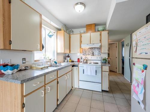 1050 Westminster Ave, Kamloops, BC - Indoor Photo Showing Kitchen