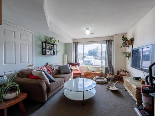 1050 Westminster Ave, Kamloops, BC - Indoor Photo Showing Living Room