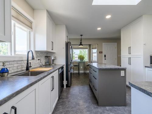 1050 Westminster Ave, Kamloops, BC - Indoor Photo Showing Kitchen With Upgraded Kitchen