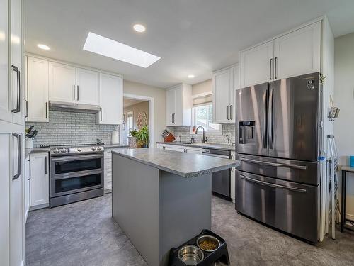 1050 Westminster Ave, Kamloops, BC - Indoor Photo Showing Kitchen With Upgraded Kitchen