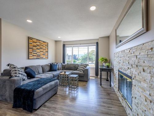 1050 Westminster Ave, Kamloops, BC - Indoor Photo Showing Living Room With Fireplace