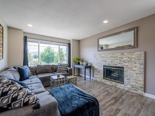 1050 Westminster Ave, Kamloops, BC - Indoor Photo Showing Living Room With Fireplace