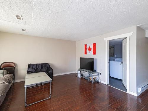 122 Fairview Ave, Kamloops, BC - Indoor Photo Showing Living Room