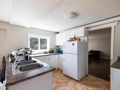 122 Fairview Ave, Kamloops, BC - Indoor Photo Showing Kitchen With Double Sink