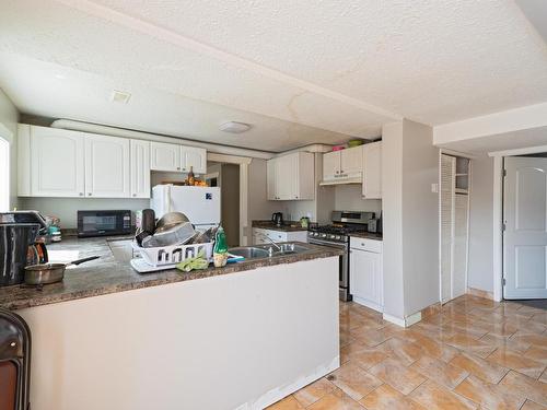 122 Fairview Ave, Kamloops, BC - Indoor Photo Showing Kitchen With Double Sink