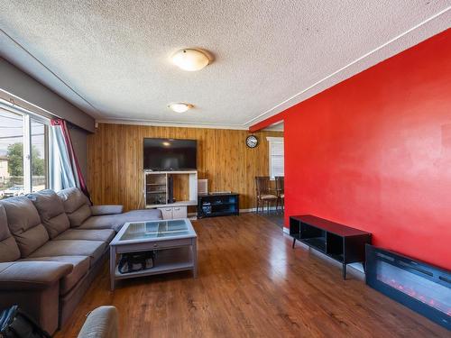 122 Fairview Ave, Kamloops, BC - Indoor Photo Showing Living Room