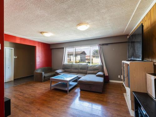 122 Fairview Ave, Kamloops, BC - Indoor Photo Showing Living Room