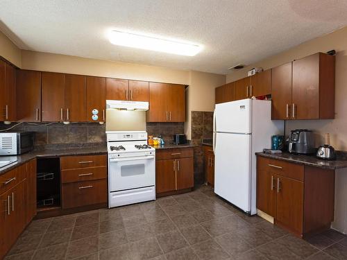 122 Fairview Ave, Kamloops, BC - Indoor Photo Showing Kitchen