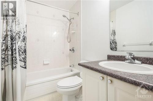 Full bathroom, second level. - 34 Stonemeadow Drive, Ottawa, ON - Indoor Photo Showing Bathroom