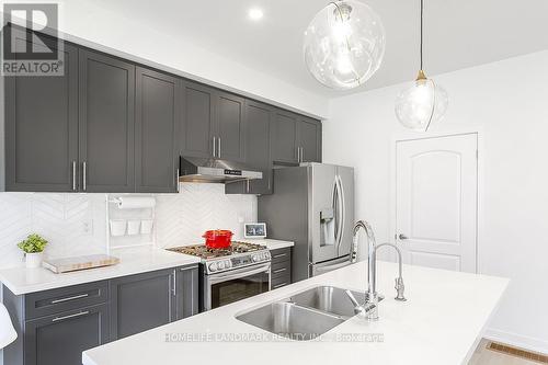 39 Harvey Bunker Crescent, Markham, ON - Indoor Photo Showing Kitchen With Double Sink With Upgraded Kitchen