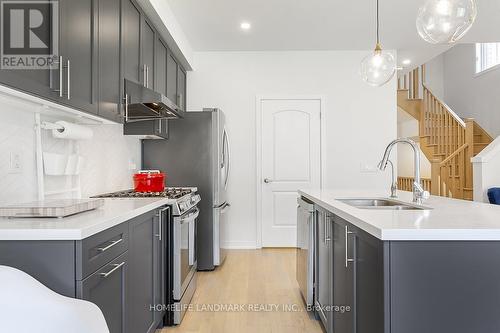 39 Harvey Bunker Crescent, Markham, ON - Indoor Photo Showing Kitchen With Double Sink With Upgraded Kitchen