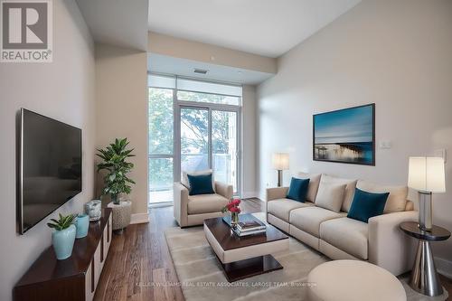 216 - 270 Lakeshore Road W, Mississauga, ON - Indoor Photo Showing Living Room