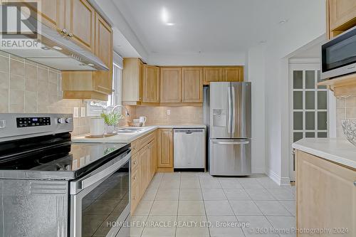 3090 Patrick Crescent, Mississauga (Meadowvale), ON - Indoor Photo Showing Kitchen With Double Sink