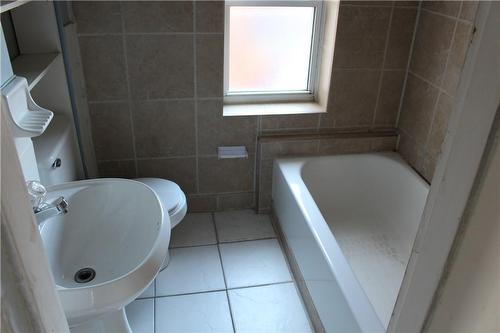 311 East Avenue N, Hamilton, ON - Indoor Photo Showing Bathroom