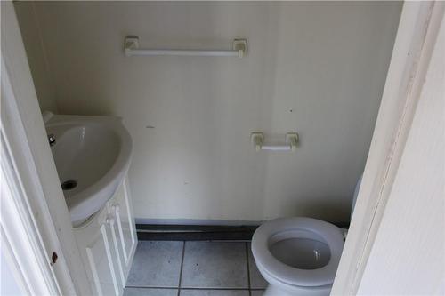 311 East Avenue N, Hamilton, ON - Indoor Photo Showing Bathroom