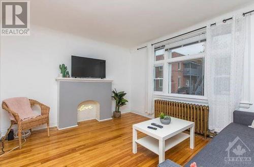 215 Ivy Crescent, Ottawa, ON - Indoor Photo Showing Living Room