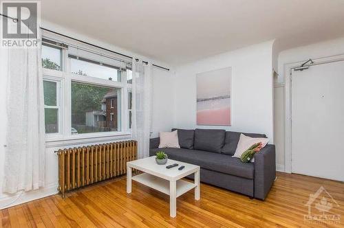 215 Ivy Crescent, Ottawa, ON - Indoor Photo Showing Living Room