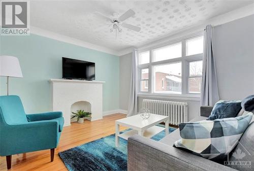 215 Ivy Crescent, Ottawa, ON - Indoor Photo Showing Living Room