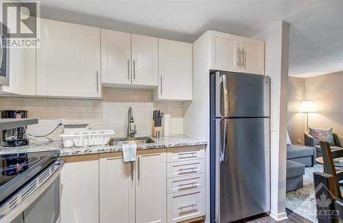 215 Ivy Crescent, Ottawa, ON - Indoor Photo Showing Kitchen