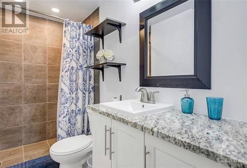 215 Ivy Crescent, Ottawa, ON - Indoor Photo Showing Bathroom