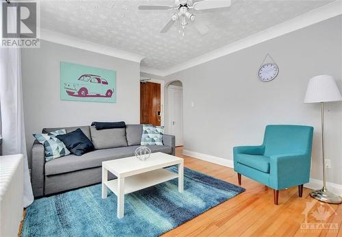 215 Ivy Crescent, Ottawa, ON - Indoor Photo Showing Living Room