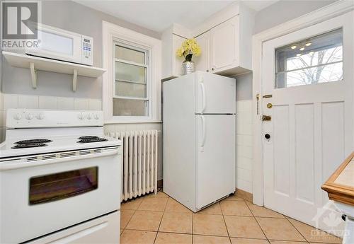 215 Ivy Crescent, Ottawa, ON - Indoor Photo Showing Kitchen